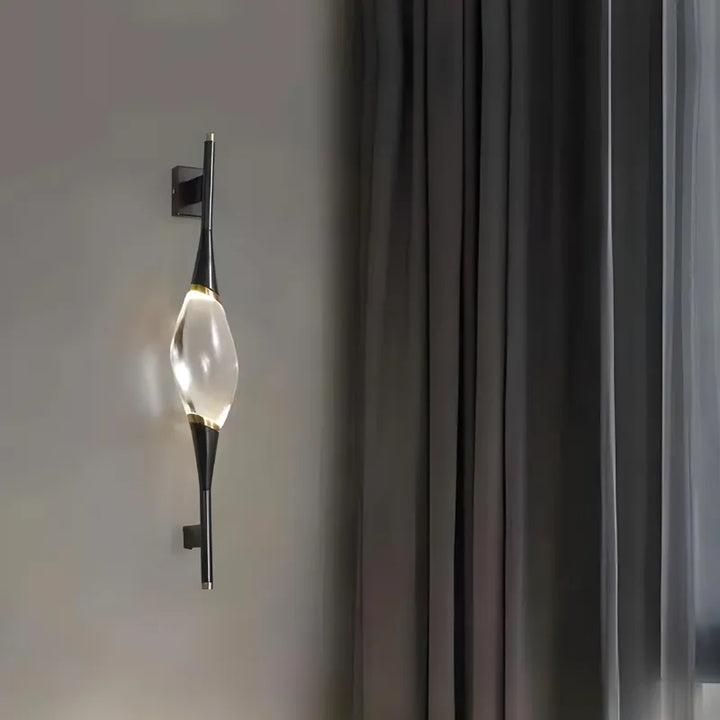 Applique murale LED en cuivre et cristal Luminaire Essenza, design moderne, éclairage blanc chaud, 60 cm, décor élégant et luxueux.
