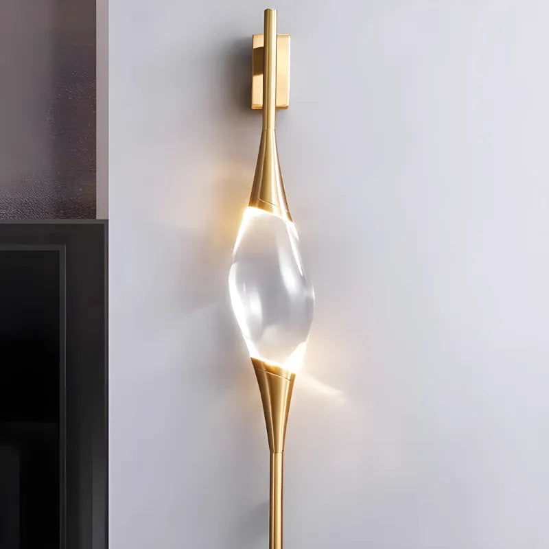 Applique murale LED Luminaire Essenza en cuivre doré et cristal, design moderne, éclairage chaud blanc 2700-3500K.