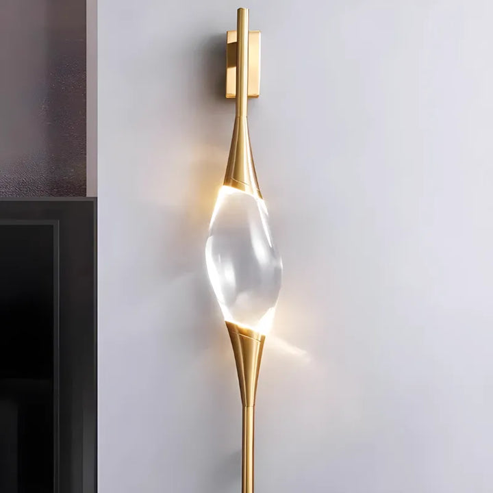 Applique murale LED Luminaire Essenza en cuivre doré et cristal, design moderne, éclairage chaud blanc 2700-3500K.