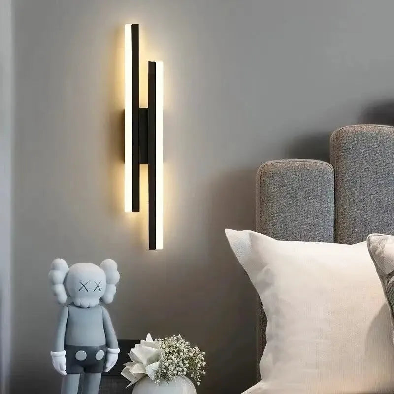 Applique murale LED design Luminaire Essenza avec double barre noire, éclairage moderne et élégant, vue de face gauche.