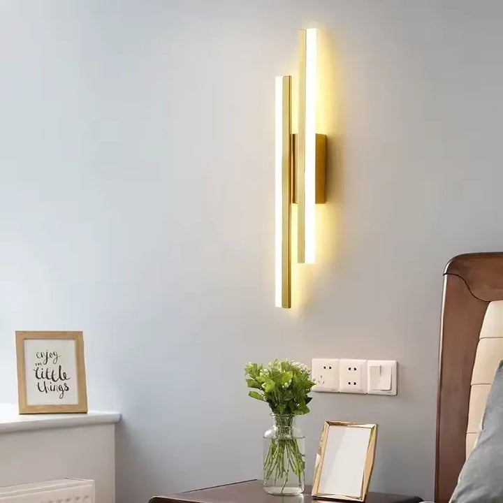 Applique murale LED design Luminaire Essenza avec double barre dorée, disponible en trois couleurs, éclairage élégant et moderne.