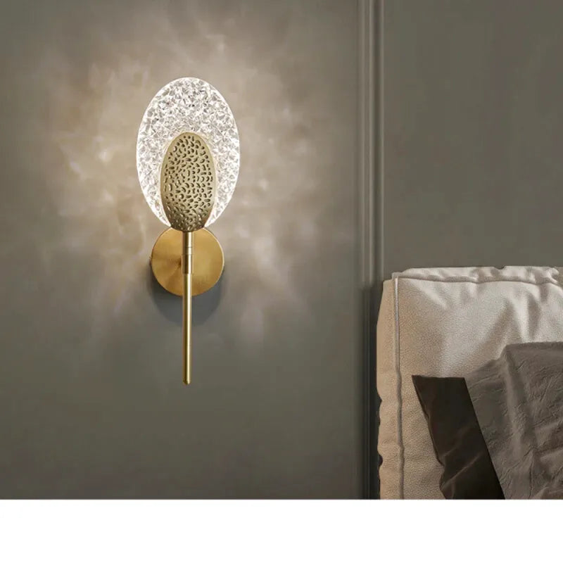 Applique murale LED design en laiton et cuivre avec abat-jour en acrylique blanc chaud, Luminaire Essenza.