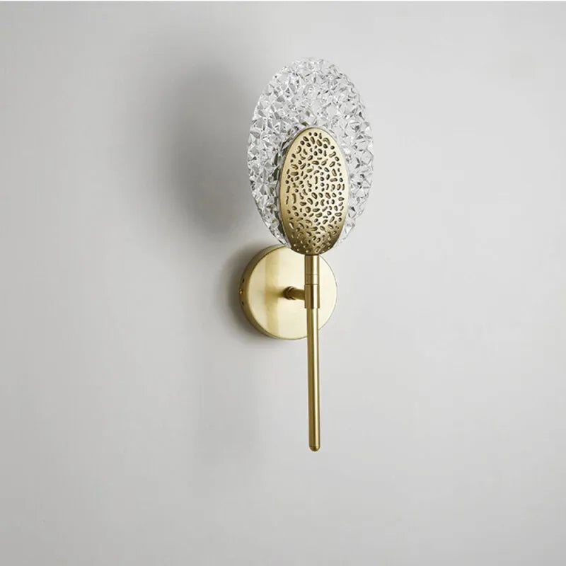 Applique murale LED en laiton et cuivre avec abat-jour en acrylique blanc chaud, design moderne pour décoration intérieure.