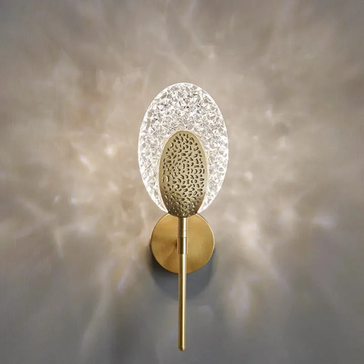 Applique murale LED en laiton et cuivre avec écran en acrylique blanc chaud, Luminaire Essenza, éclairage moderne et élégant.