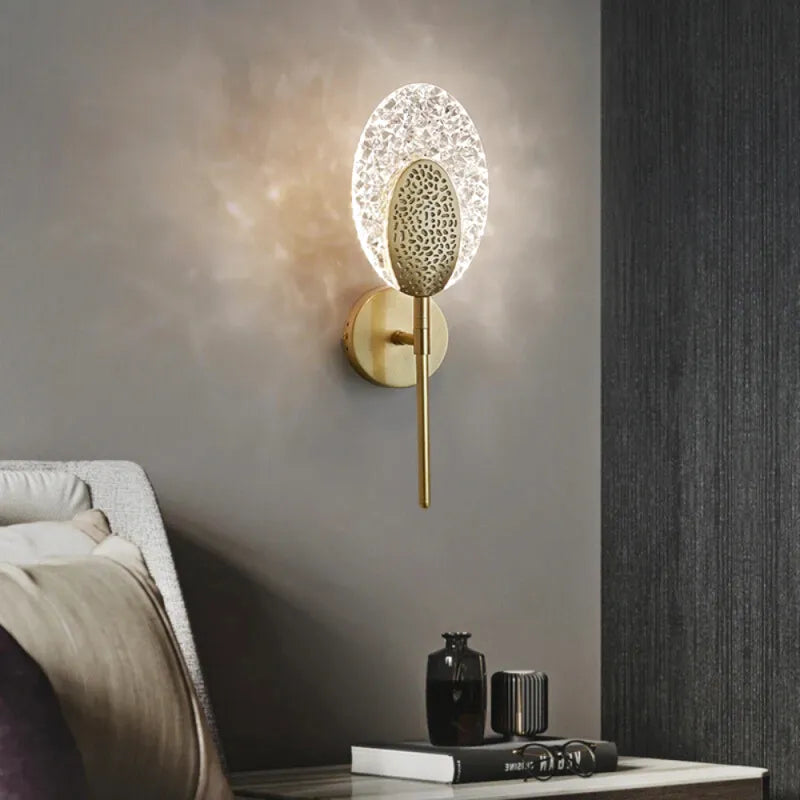 Applique murale LED en laiton et cuivre avec abat-jour en acrylique blanc chaud, design moderne pour éclairage d’intérieur.