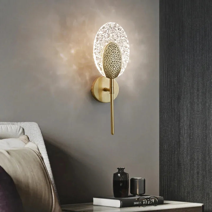 Applique murale LED en laiton et cuivre avec abat-jour en acrylique blanc chaud, design moderne pour éclairage d’intérieur.