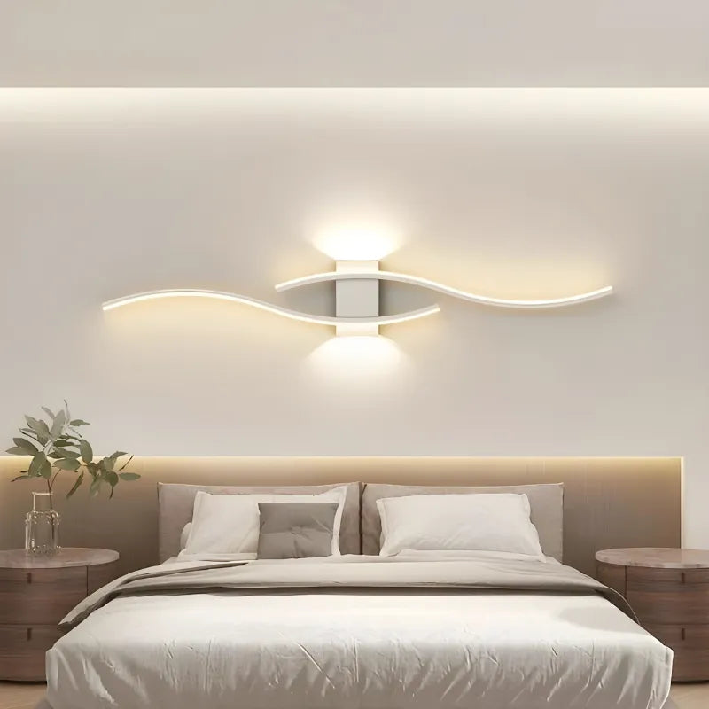 Applique murale LED noire de 60 cm, design moderne et décoratif, éclairage blanc chaud, par Luminaire Essenza.
