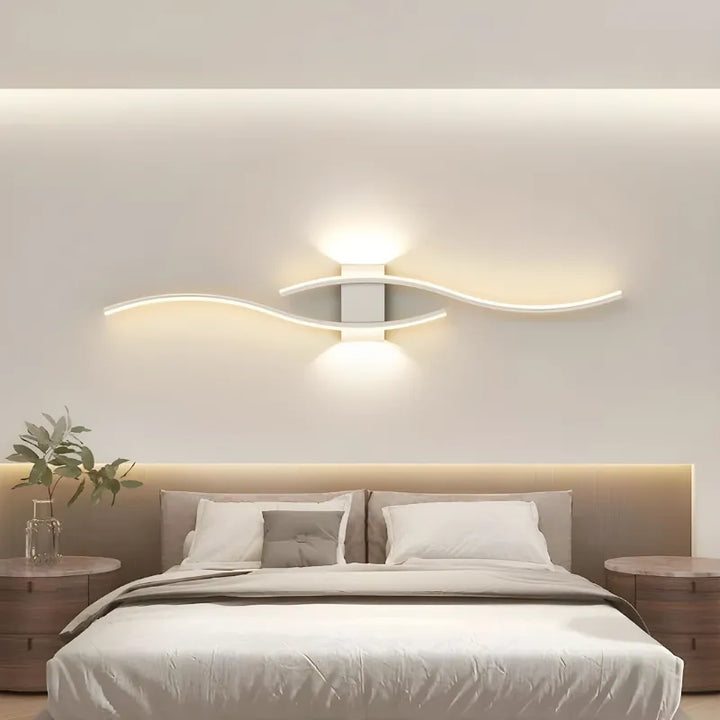 Applique murale LED noire de 60 cm, design moderne et décoratif, éclairage blanc chaud, par Luminaire Essenza.