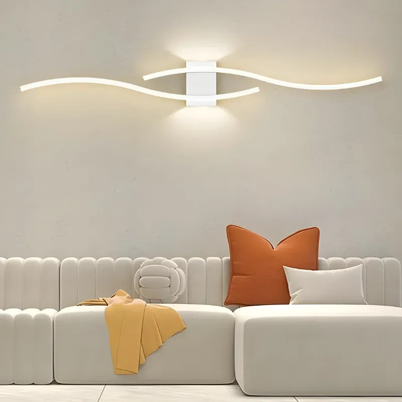 Applique murale LED noire de 60 cm, design moderne et décoratif, diffuse une lumière blanc chaud, par Luminaire Essenza.