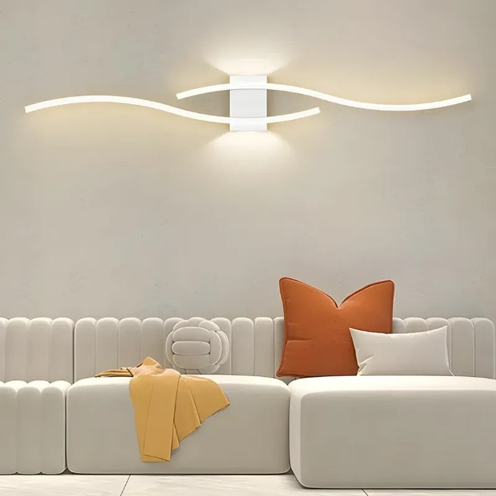 Applique murale LED noire de 60 cm, design moderne et décoratif, diffuse une lumière blanc chaud, par Luminaire Essenza.