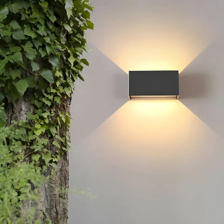 Applique murale LED noire au design nordique minimaliste, rectangulaire, 20 cm, lumière blanc chaud 2700-3500K.