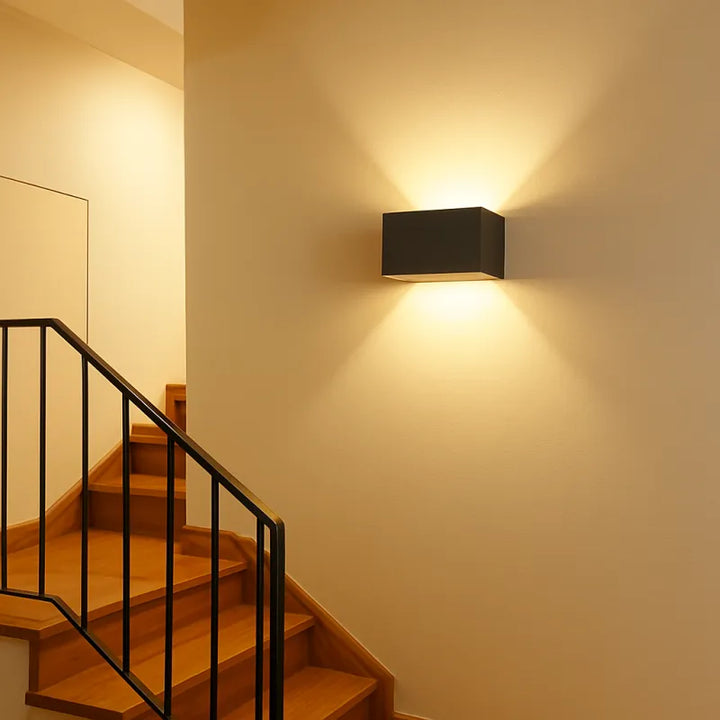 Applique murale LED noire Luminaire Essenza, design nordique minimaliste rectangulaire, éclairage blanc chaud 2700-3500K.