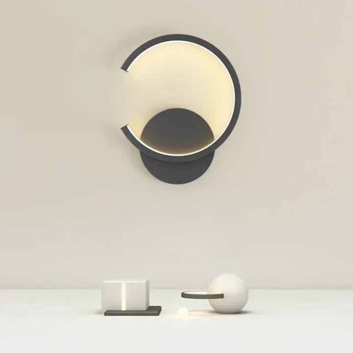 Applique murale LED design nordique moderne Demi-Cercle noir et blanc, éclairage froid, pour décoration intérieure élégante.