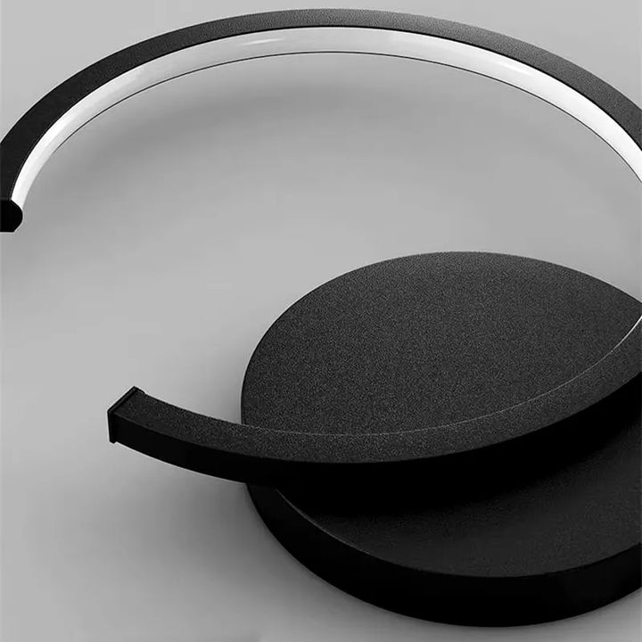 Applique murale LED design nordique moderne demi-cercle noir et blanc, éclairage froid, par Luminaire Essenza.