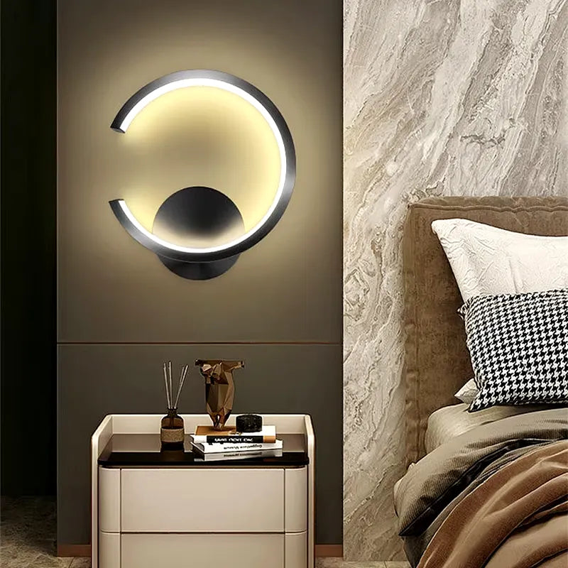 Applique murale LED design nordique moderne demi-cercle noir et blanc, éclairage froid, par Luminaire Essenza.