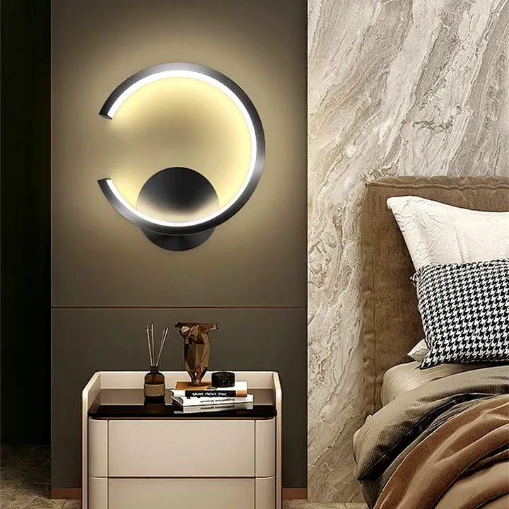 Applique murale LED design nordique moderne demi-cercle noir et blanc, éclairage froid, par Luminaire Essenza.