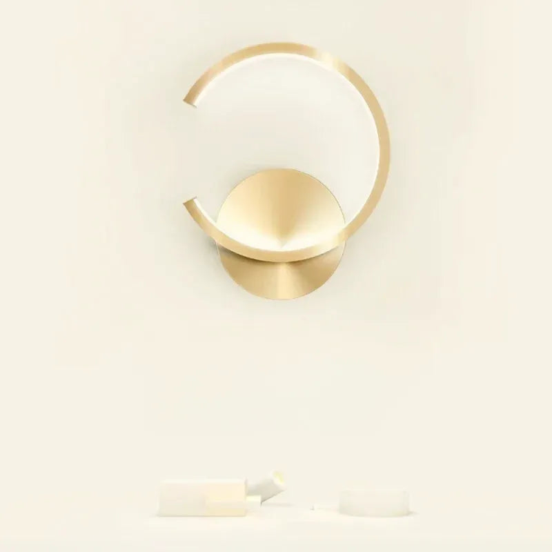 Applique murale LED design nordique moderne Demi-Cercle Luminaire Essenza en blanc froid, style minimaliste et élégant