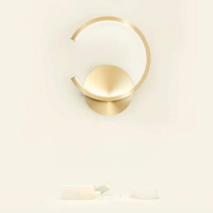 Applique murale LED design nordique moderne Demi-Cercle Luminaire Essenza en blanc froid, style minimaliste et élégant