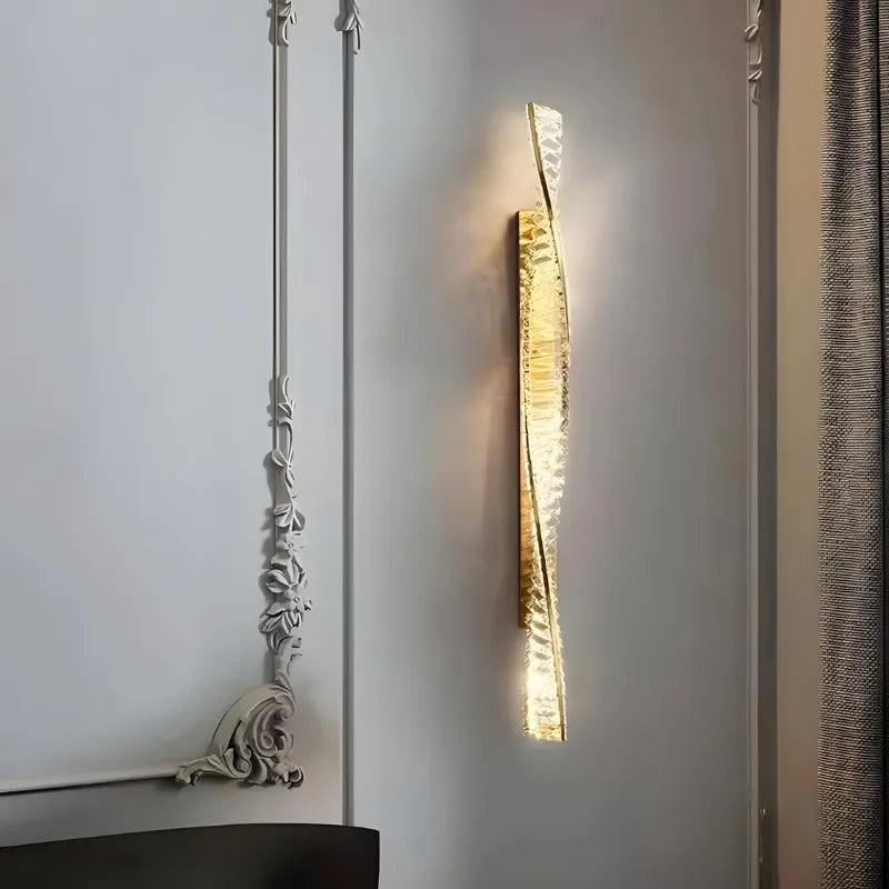 Applique murale LED dorée avec éclats de cristal, design moderne, 100 cm, éclairage dimmable, marque Luminaire Essenza.