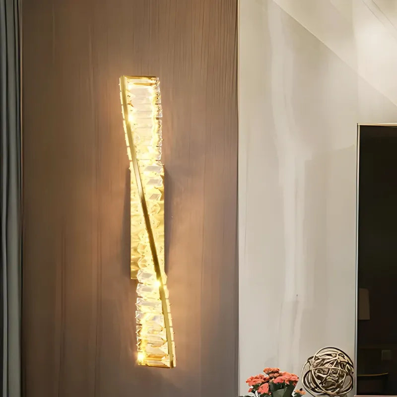 Applique murale LED dorée Luminaire Essenza avec éclats de cristal, design moderne, longueur 50 cm, lumière blanche naturelle 4200K.