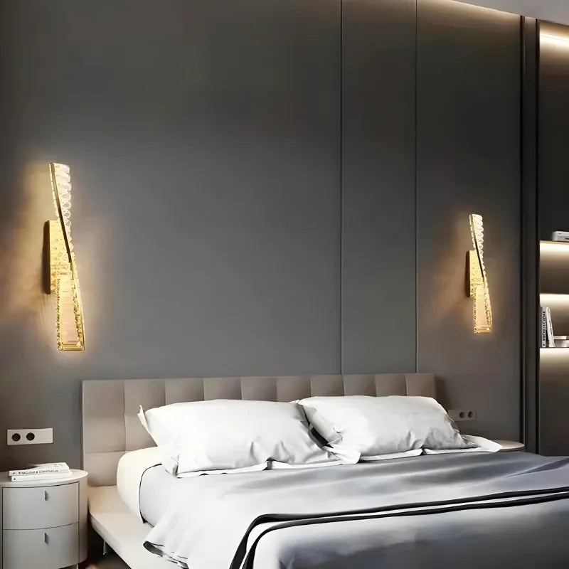Applique murale LED dorée avec éclats de cristal, design moderne et décoratif, 50 cm, lumière blanche naturelle 4200K, marque Luminaire Essenza