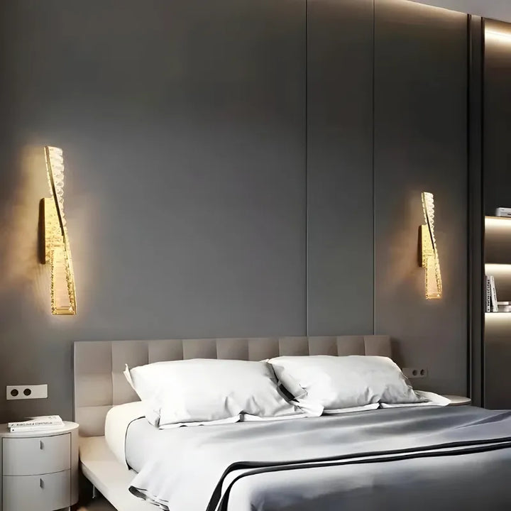 Applique murale LED dorée avec éclats de cristal, design moderne et décoratif, 50 cm, lumière blanche naturelle 4200K, marque Luminaire Essenza