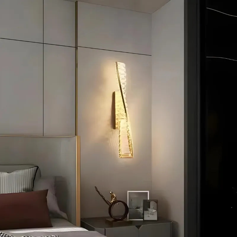 Applique murale LED dorée avec éclats de cristal, design moderne et décoratif, 50 cm, blanc naturel, lumière 4200K, marque Luminaire Essenza.