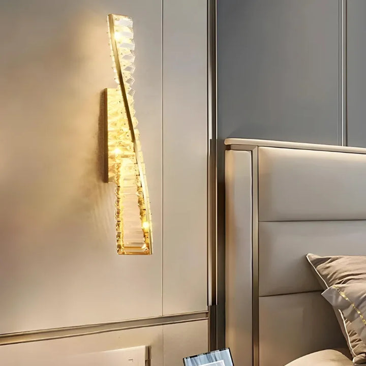 Applique murale LED dorée avec éclats de cristal, design moderne, 50 cm, finition blanche naturelle, éclairage chaud 4200K.
