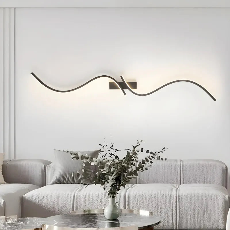 Applique murale LED élégante moderne minimaliste et décorative de Luminaire Essenza, illuminant un mur avec style et simplicité.