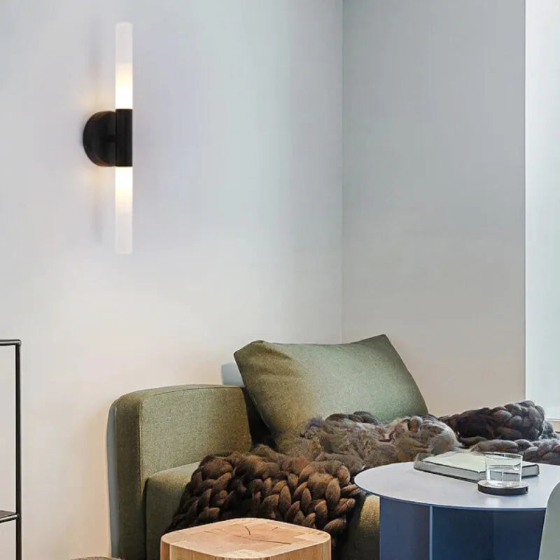 Applique murale LED en métal avec design moderne, luminaire Essenza pour éclairage d'intérieur élégante et contemporaine.