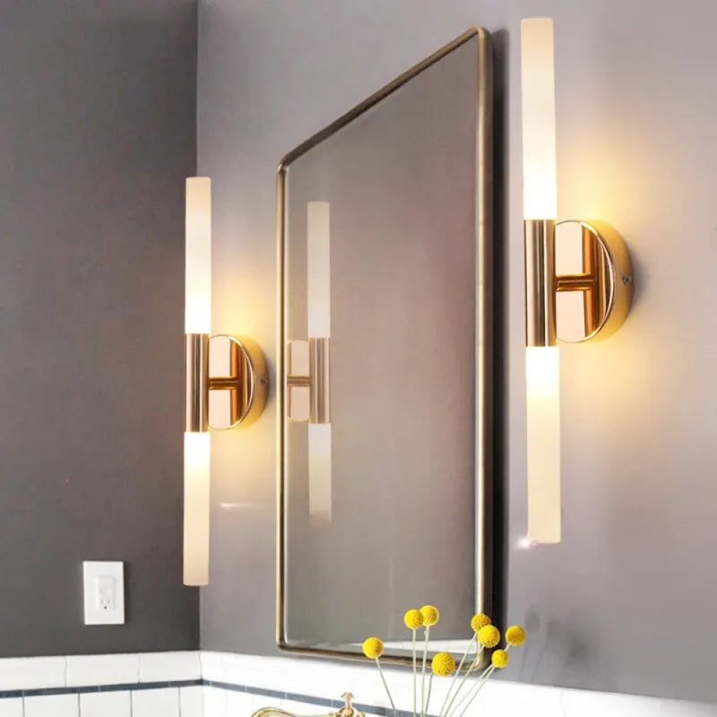 Applique murale LED en métal de style moderne avec finition or blanc froid, éclairage élégant pour intérieur.