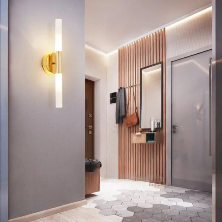 Applique murale LED en métal moderne de Luminaire Essenza, éclairage élégant pour décoration intérieure.