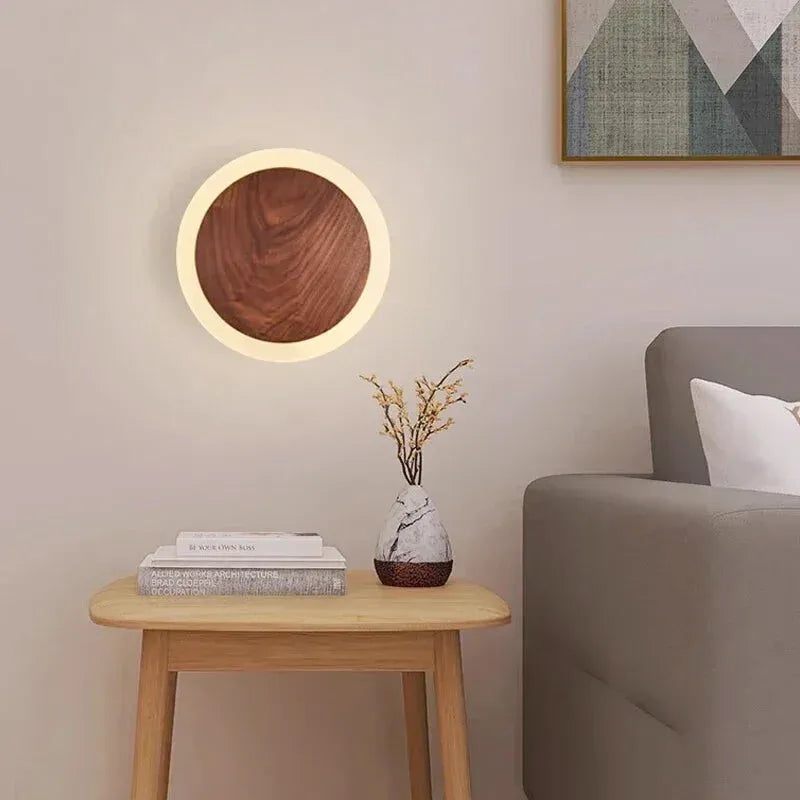 Applique murale LED en noyer nordique de Luminaire Essenza, moderne et élégante, avec finition en bois naturel.