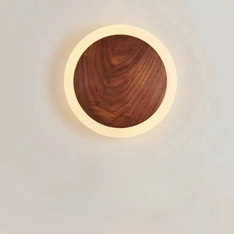 Applique murale LED en noyer nordique de 20 cm avec lumière blanche froide, par Luminaire Essenza.