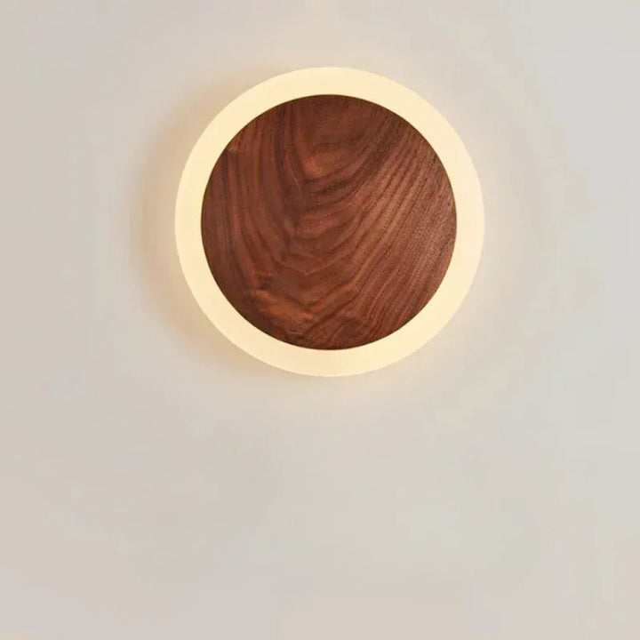 Applique murale LED en noyer nordique de 20 cm avec lumière blanche froide, par Luminaire Essenza.