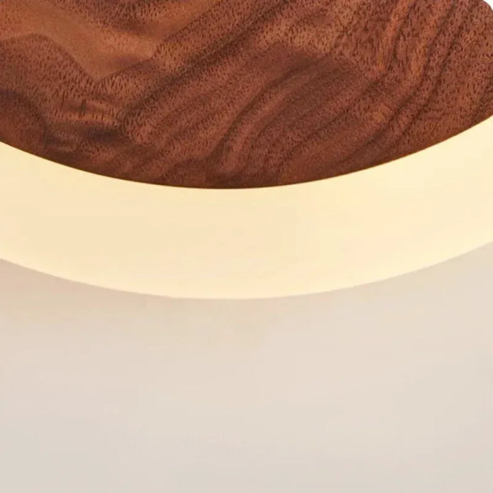 Applique murale LED en noyer nordique de Luminaire Essenza, design moderne avec bois naturel et éclairage intégré.