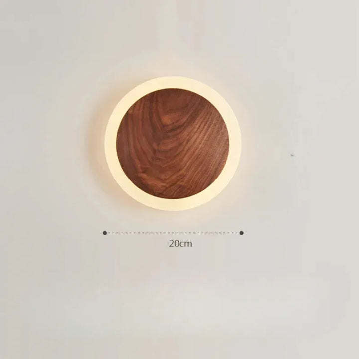 Applique murale LED en noyer nordique, design moderne, avec abat-jour en bois naturel et éclairage doux, par Luminaire Essenza.