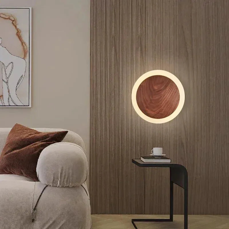 Applique murale LED en noyer nordique de Luminaire Essenza, avec design moderne en bois naturel, idéale pour décoration intérieure.
