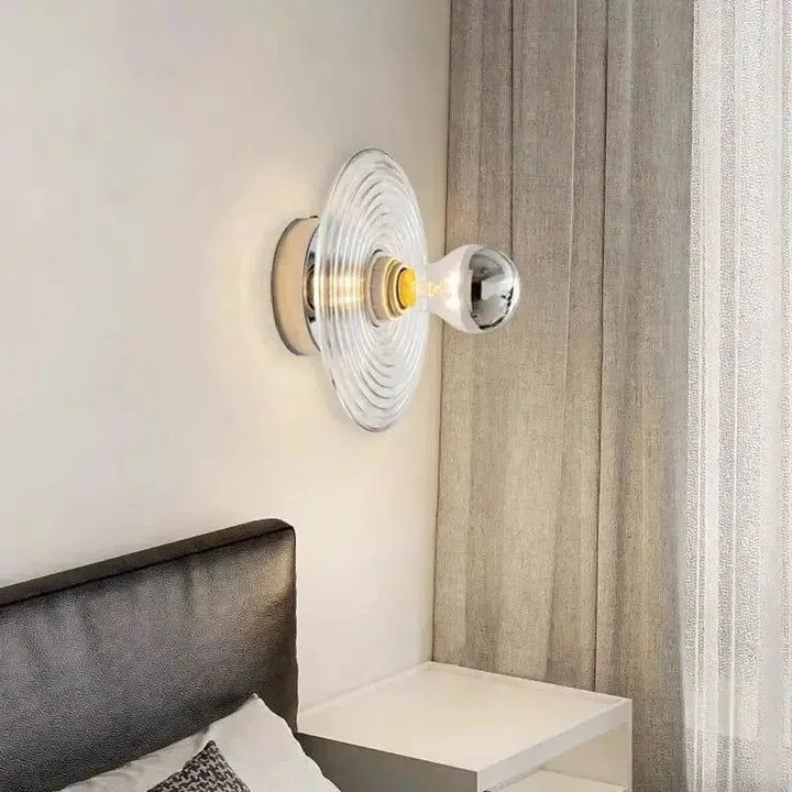 Applique murale LED en verre blanc froid avec effet ondulé, éclairage moderne et élégant de la marque Luminaire Essenza.