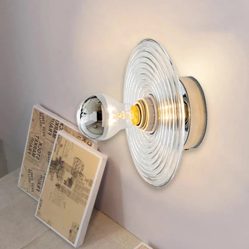 Applique murale LED en verre avec effet ondulé, finition transparente et blanc froid par Luminaire Essenza.
