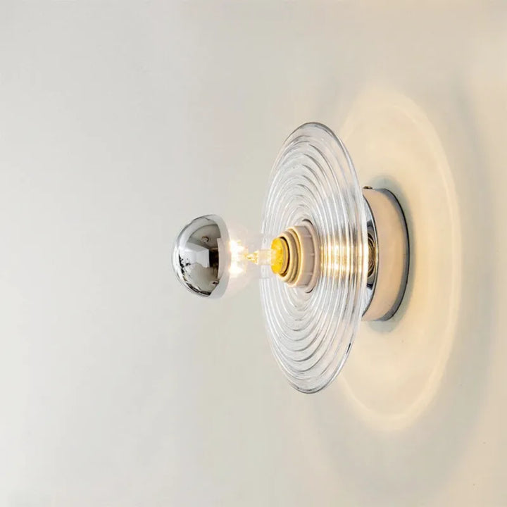 Applique murale LED en verre transparent avec effet ondulé, lumière blanche froide, design moderne de Luminaire Essenza.