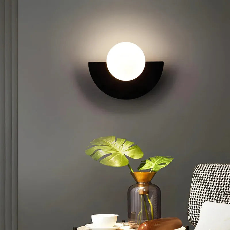 Applique murale LED en verre coloré avec interrupteur, design nordique élégant, par Luminaire Essenza, pour décoration intérieure moderne.