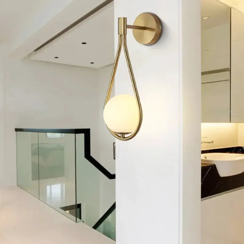 Applique murale LED en verre sphère suspendue Luminaire Essenza, lumière blanc chaud, design moderne pour intérieur.