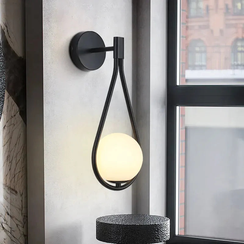 Applique murale LED en verre avec sphère suspendue, finition or blanc chaud, éclairage moderne pour intérieur Luminaire Essenza