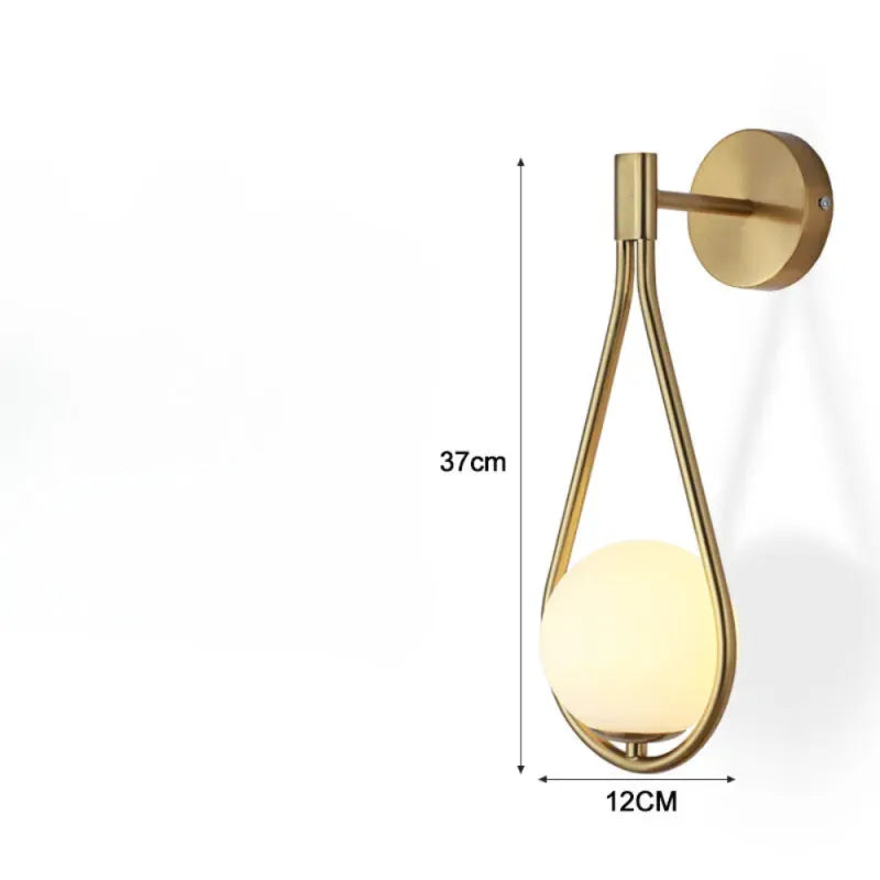 Applique murale LED en verre sphère suspendue Luminaire Essenza avec finition or blanc chaud, éclairage moderne et élégant.