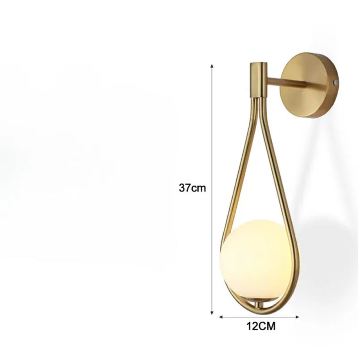 Applique murale LED en verre sphère suspendue Luminaire Essenza avec finition or blanc chaud, éclairage moderne et élégant.