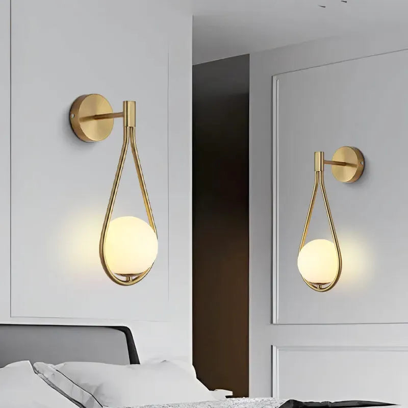 Applique murale LED en verre sphérique suspendue Luminaire Essenza avec finition or et lumière blanc chaud.
