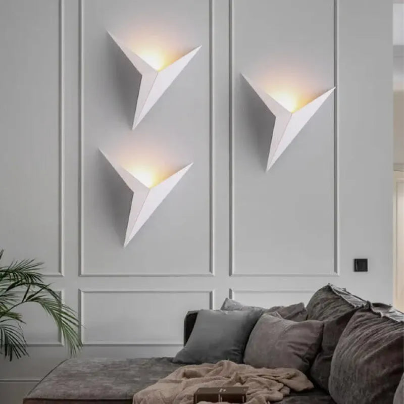 Applique murale LED étoile nordique Luminaire Essenza avec finition or et blanc froid, décoration moderne pour intérieur.