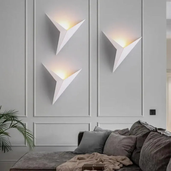 Applique murale LED étoile nordique Luminaire Essenza avec finition or et blanc froid, décoration moderne pour intérieur.