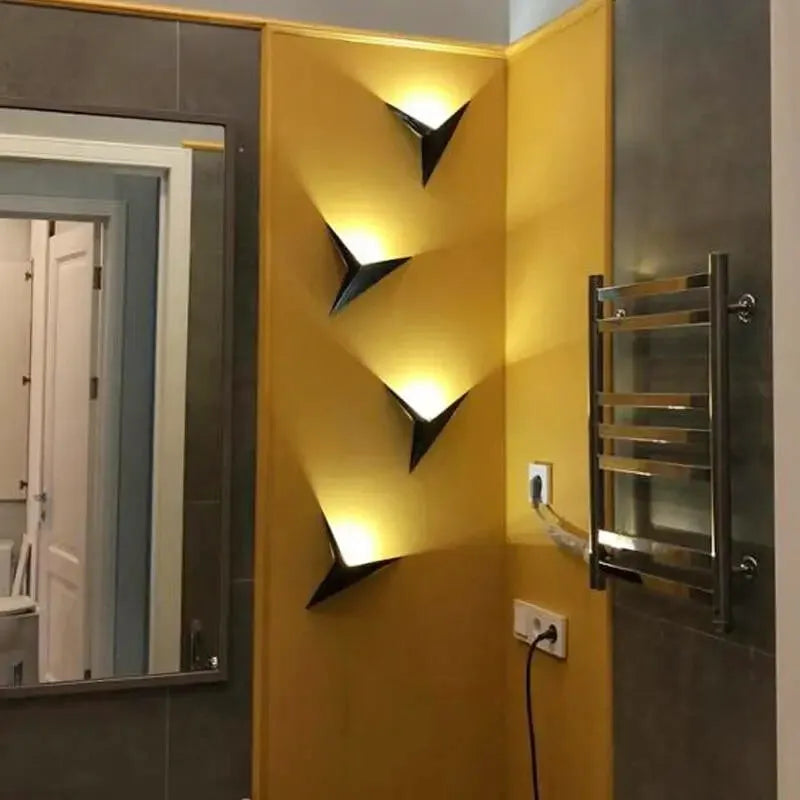 Applique murale LED étoile nordique Luminaire Essenza avec finition or et lumière blanc froid, design moderne pour décoration intérieure.